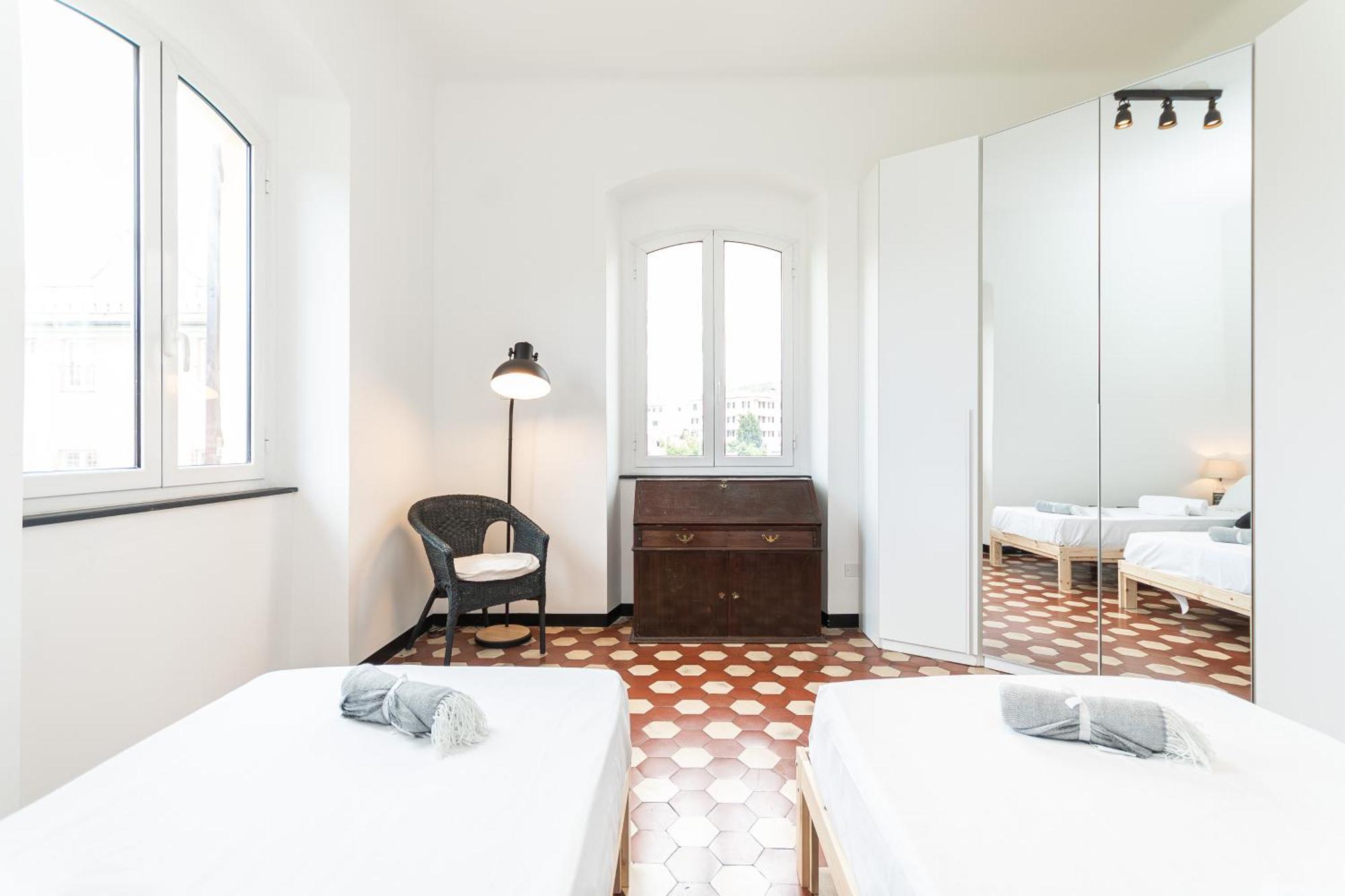 Spacious 3-Bedroom Apartment - 10 Min To City Center & 5 Min To Gaslini Hospital Genua Zewnętrze zdjęcie
