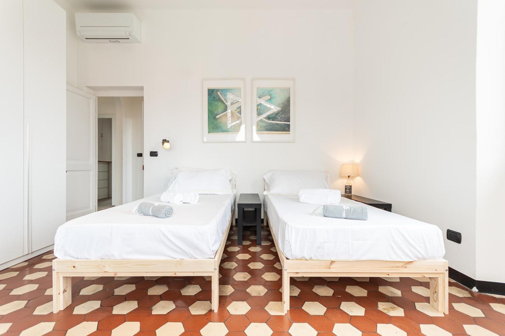 Spacious 3-Bedroom Apartment - 10 Min To City Center & 5 Min To Gaslini Hospital Genua Zewnętrze zdjęcie