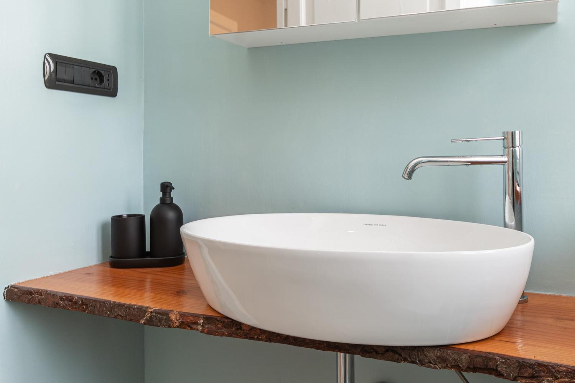 Spacious 3-Bedroom Apartment - 10 Min To City Center & 5 Min To Gaslini Hospital Genua Zewnętrze zdjęcie
